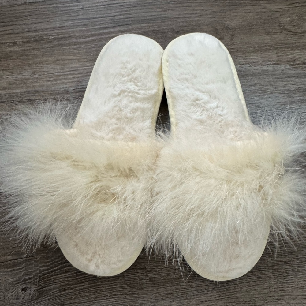 Amazon furry cream slippers size 8/9- never worn